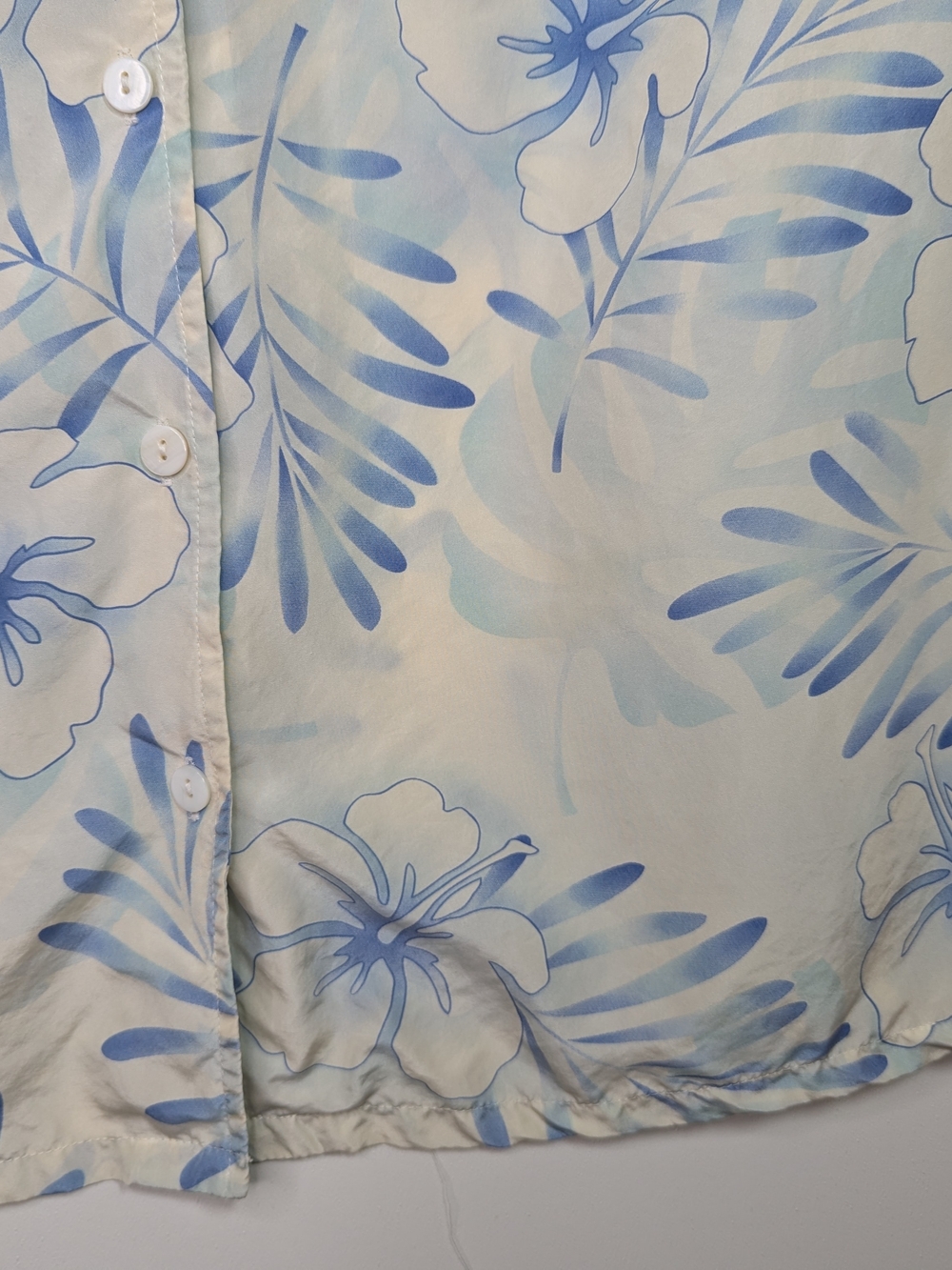 Vintage Silk Hawaiian Shirt Womens M Pastel Blues and Off White Darting - Picture 3 of 15